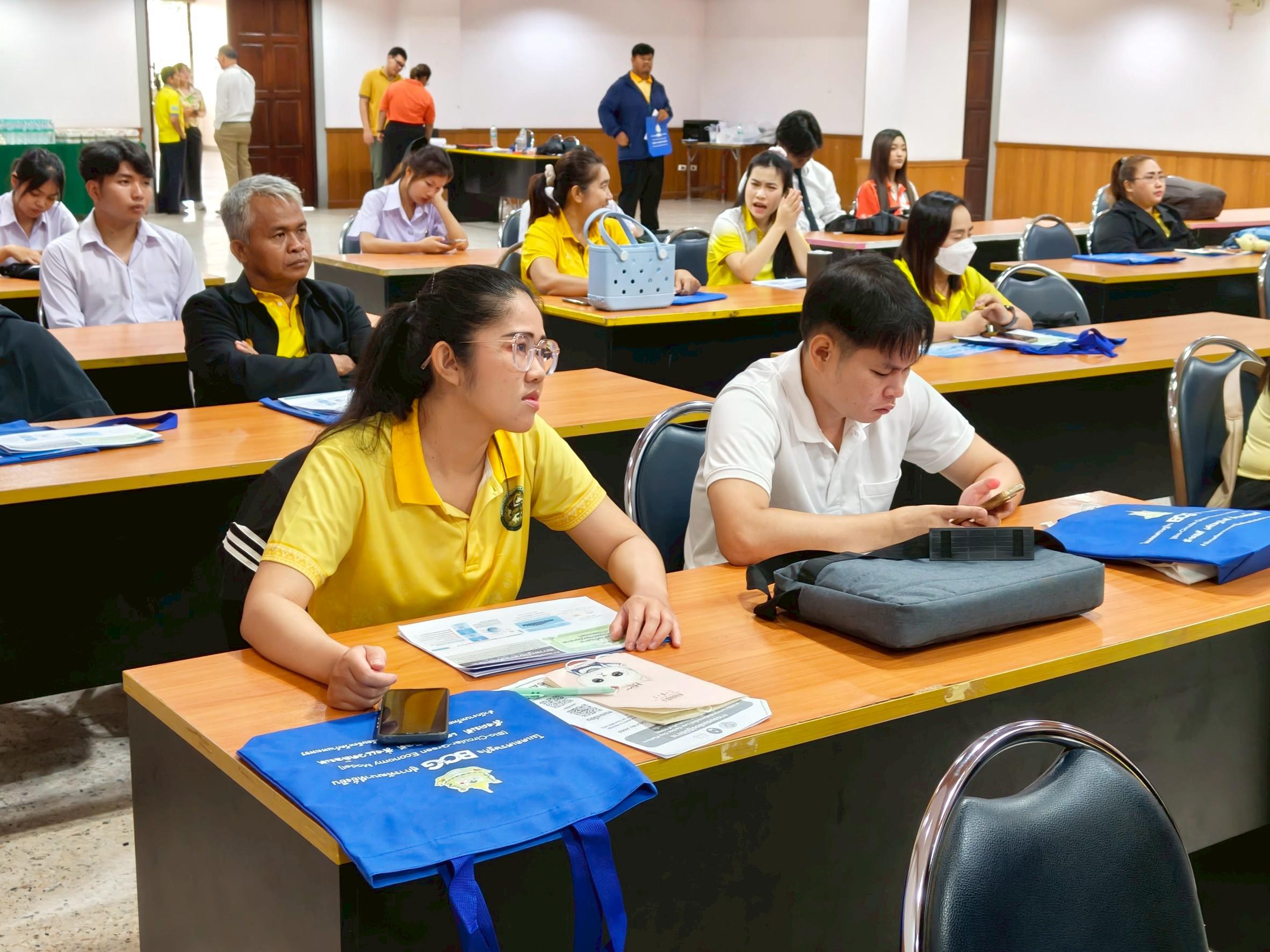 2. อบรมการใช้งานแพลตฟอร์มออนไลน์ Low Carbon City Platform เพื่อประเมินคาร์บอนฟุตพริ้นท์ (CFO) ณ ห้องประชุมทองกวาว ชั้น 2 อาคารทีปังกรรัศมีโชติ วันที่ 16 มิถุนายน 2568