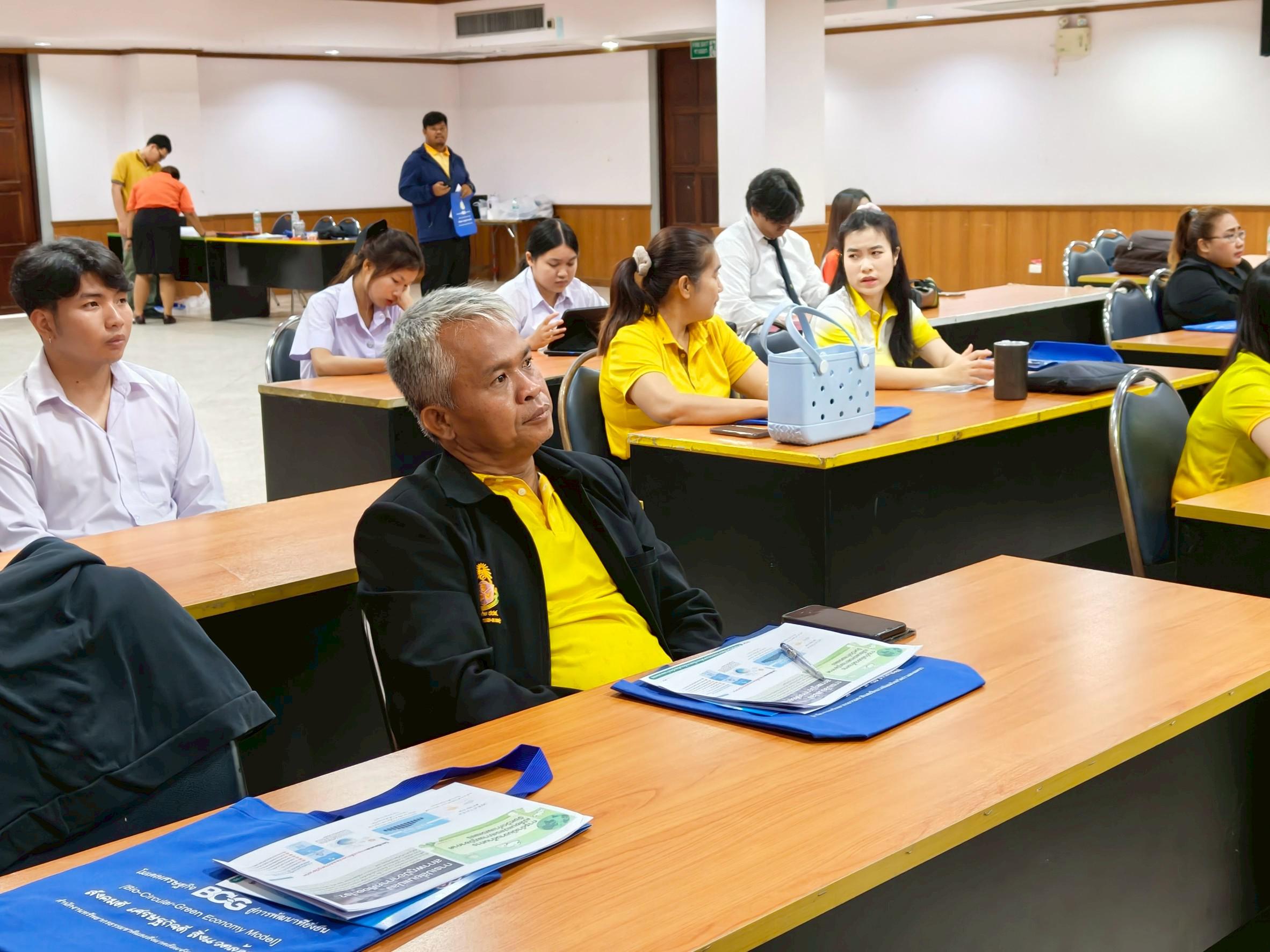 3. อบรมการใช้งานแพลตฟอร์มออนไลน์ Low Carbon City Platform เพื่อประเมินคาร์บอนฟุตพริ้นท์ (CFO) ณ ห้องประชุมทองกวาว ชั้น 2 อาคารทีปังกรรัศมีโชติ วันที่ 16 มิถุนายน 2568