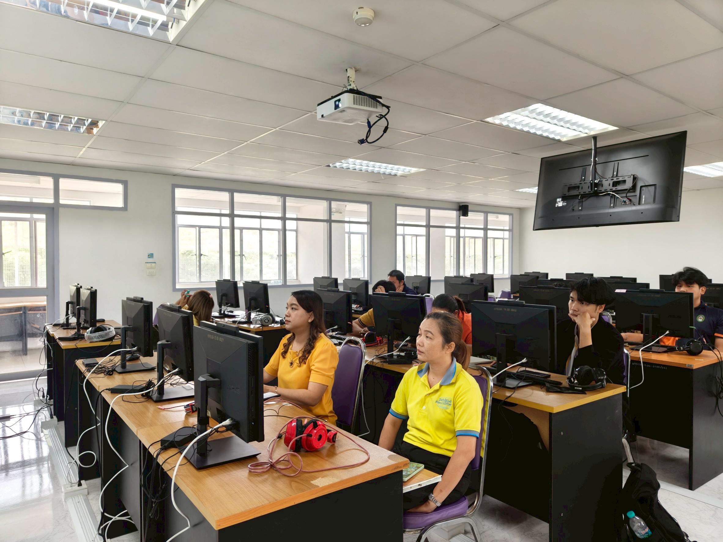 4. การใช้ AI ในการปฏิบัติงานในสำนักงาน ณ ห้องปฏิบัติการคอมพิวเตอร์ ห้อง 4/1 อาคารศูนย์ภาษาและคอมพิวเตอร์ วันที่ 7 กรกฎาคม พ.ศ. 2568