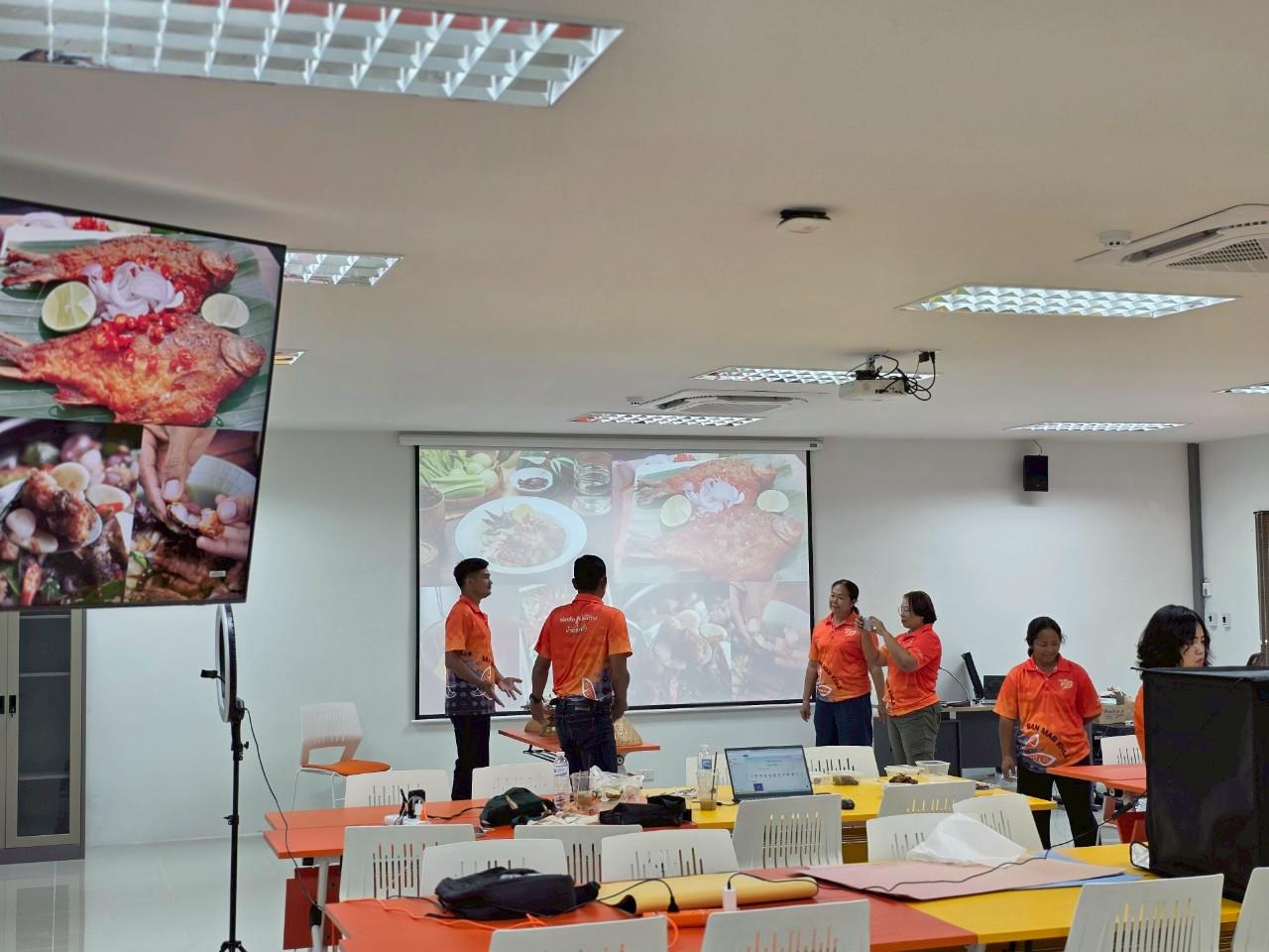 15. โครงการอบรมเพิ่มทักษะการตลาดออนไลน์ การถ่ายภาพสินค้า และการออกแบบสื่อด้วย Canva สำหรับผลิตภัณฑ์ชุมชน วันที่ 5 กรกฎาคม 2568