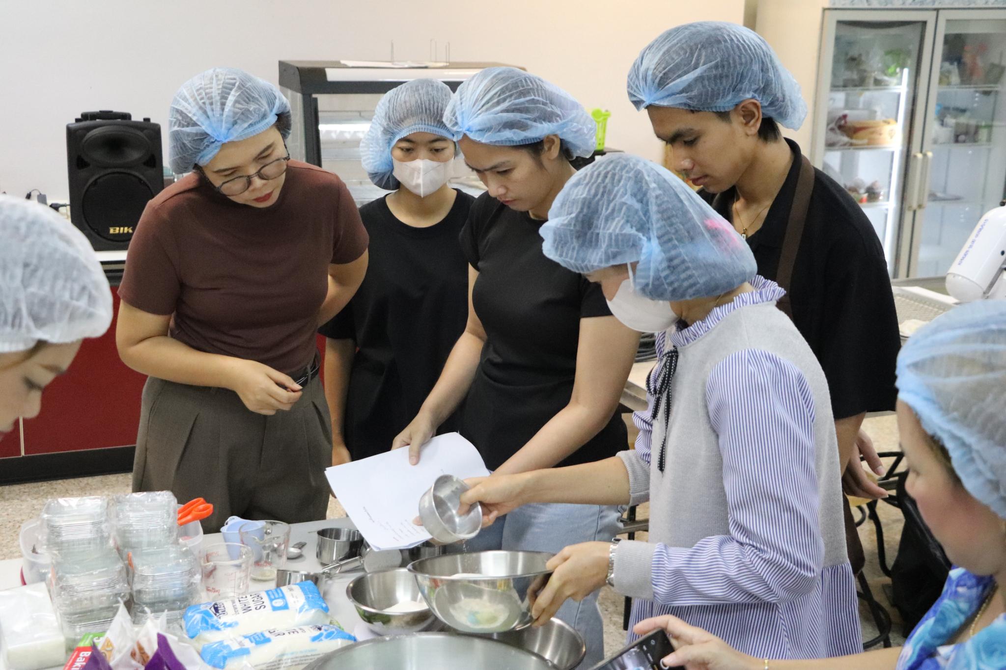 2. โครงการอบรมเชิงปฏิบัติการอาชีพที่ 2 อาชีพทำเบเกอรี่ ณ ห้องแปรรูปอาหาร หลักสูตรนวัตกรรมและธุรกิจอาหาร ชั้น 1 19-20 กรกฎาคม 2568