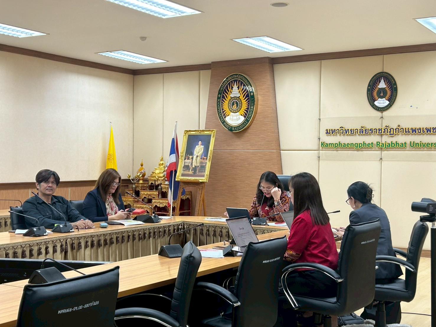 12. การประชุมคณะ ผู้บริหารสำนัก สถาบัน และกองงาน เพื่อหารือแนวทางการขับเคลื่อน “THAPUTSA MODEL” ชั้น 8 อาคารเรียนรวมและอำนวยการ (อาคาร 14) เมื่อวันที่ 30 กันยายน 2568