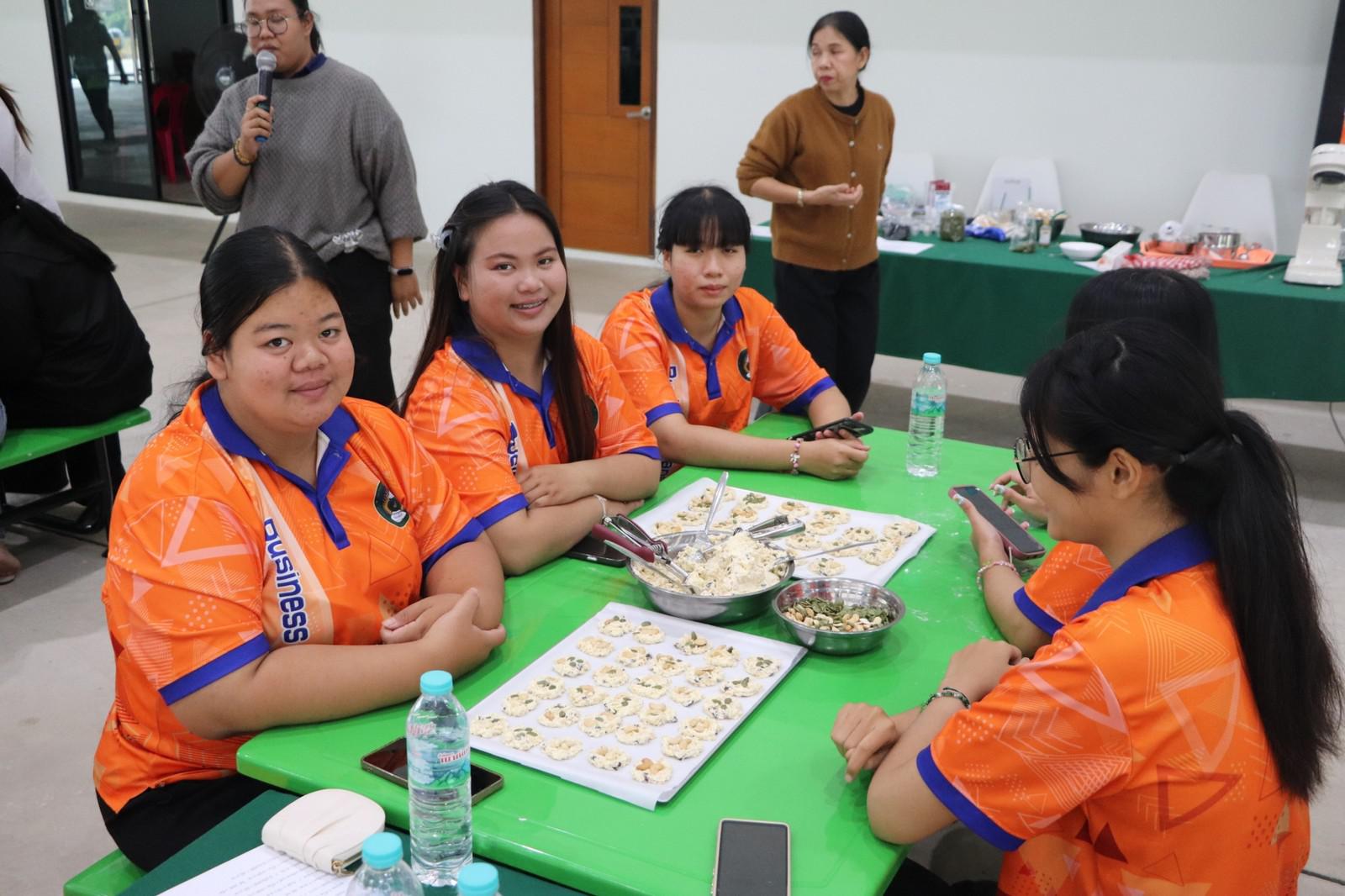 5. ครงการอบรมเชิงปฏิบัติการอาชีพที่ 2 อาชีพทำคุกกี้ข้าวโอ๊ต