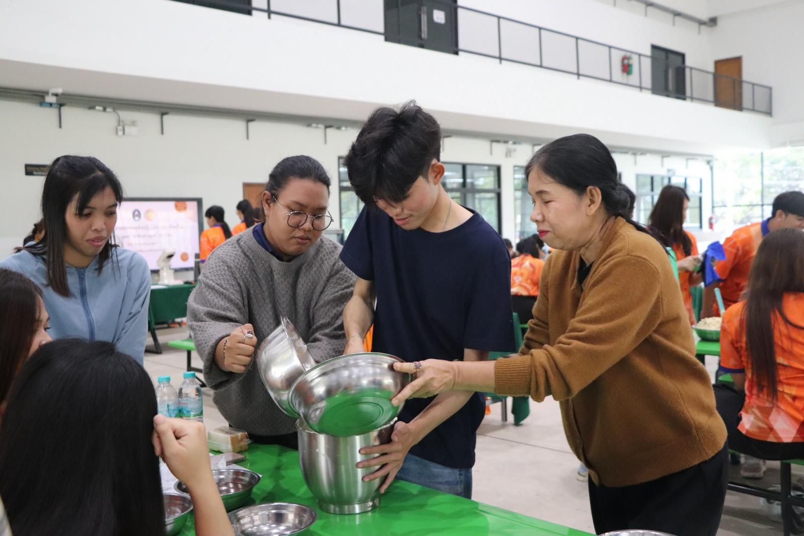 24. ครงการอบรมเชิงปฏิบัติการอาชีพที่ 2 อาชีพทำคุกกี้ข้าวโอ๊ต