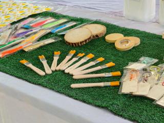 2. กิจกรรม อบรมเชิงปฏิบัติการการทำแมกเนทติดตู้เย็นจากผ้ามัดย้อม วันที่ 12 กุมภาพันธ์ 2569 ณ ที่ทำการวิสาหกิจชุมชนกลุ่มสินค้าชุมชนคนท่าพุทรา