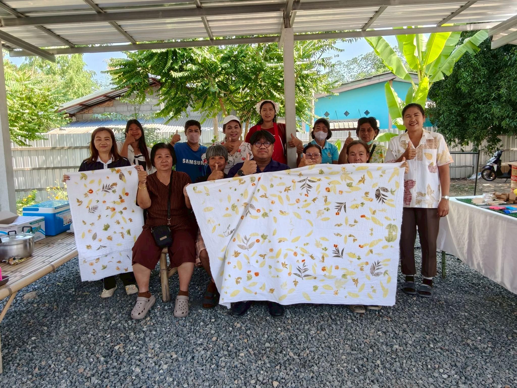 5. กิจกรรม อบรมเชิงปฏิบัติการการทำแมกเนทติดตู้เย็นจากผ้ามัดย้อม วันที่ 12 กุมภาพันธ์ 2569 ณ ที่ทำการวิสาหกิจชุมชนกลุ่มสินค้าชุมชนคนท่าพุทรา