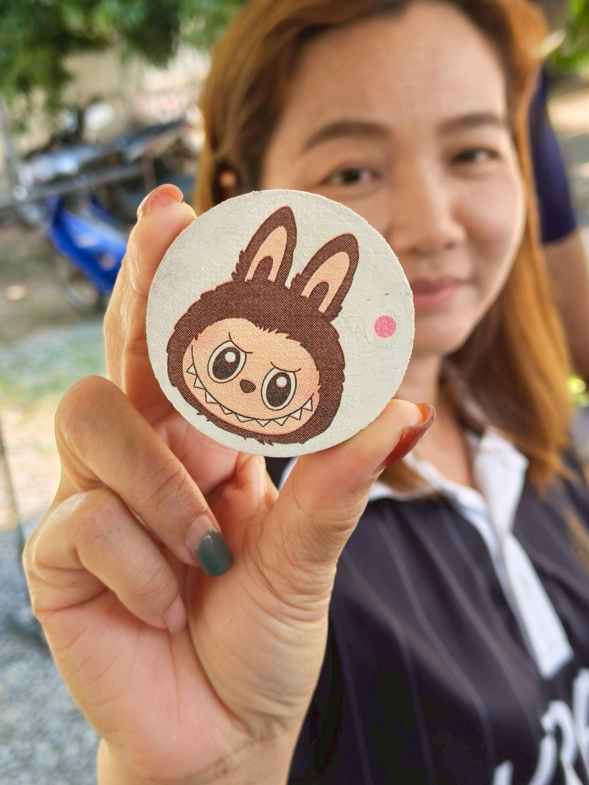 7. กิจกรรม อบรมเชิงปฏิบัติการการทำแมกเนทติดตู้เย็นจากผ้ามัดย้อม วันที่ 12 กุมภาพันธ์ 2569 ณ ที่ทำการวิสาหกิจชุมชนกลุ่มสินค้าชุมชนคนท่าพุทรา