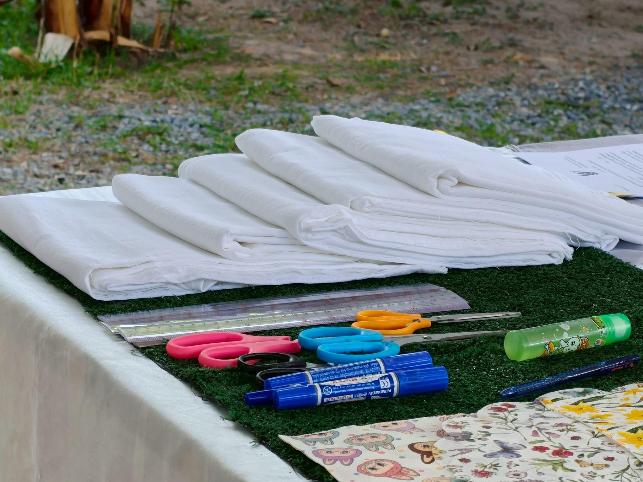 29. กิจกรรม อบรมเชิงปฏิบัติการการทำแมกเนทติดตู้เย็นจากผ้ามัดย้อม วันที่ 12 กุมภาพันธ์ 2569 ณ ที่ทำการวิสาหกิจชุมชนกลุ่มสินค้าชุมชนคนท่าพุทรา