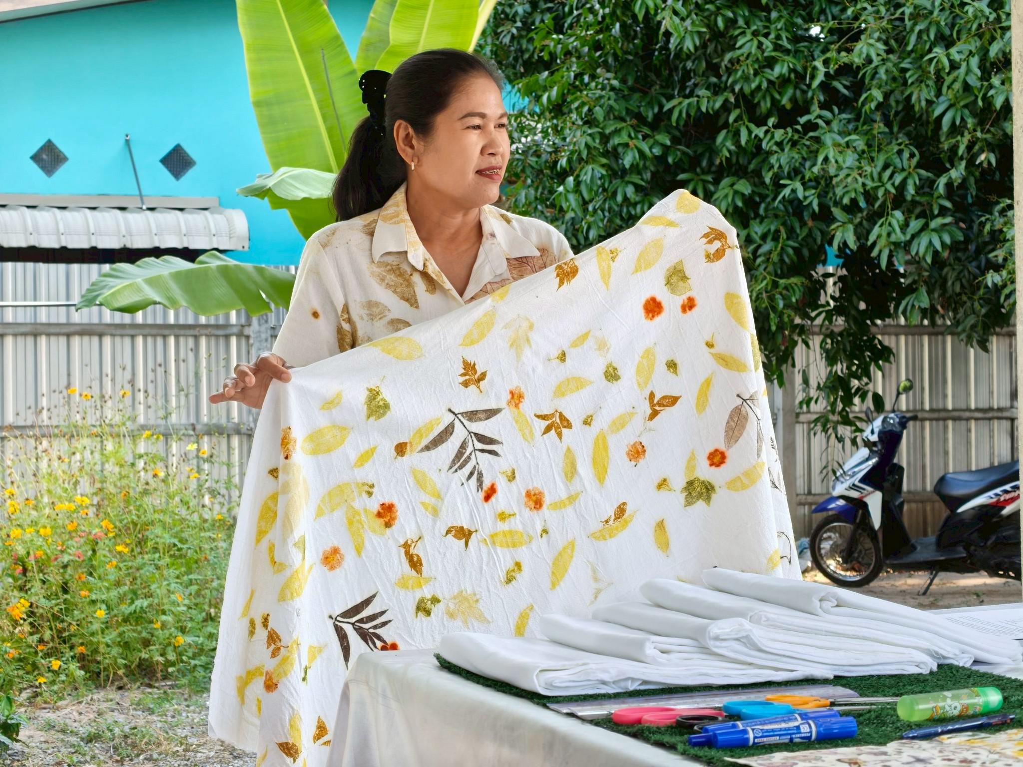 30. กิจกรรม อบรมเชิงปฏิบัติการการทำแมกเนทติดตู้เย็นจากผ้ามัดย้อม วันที่ 12 กุมภาพันธ์ 2569 ณ ที่ทำการวิสาหกิจชุมชนกลุ่มสินค้าชุมชนคนท่าพุทรา