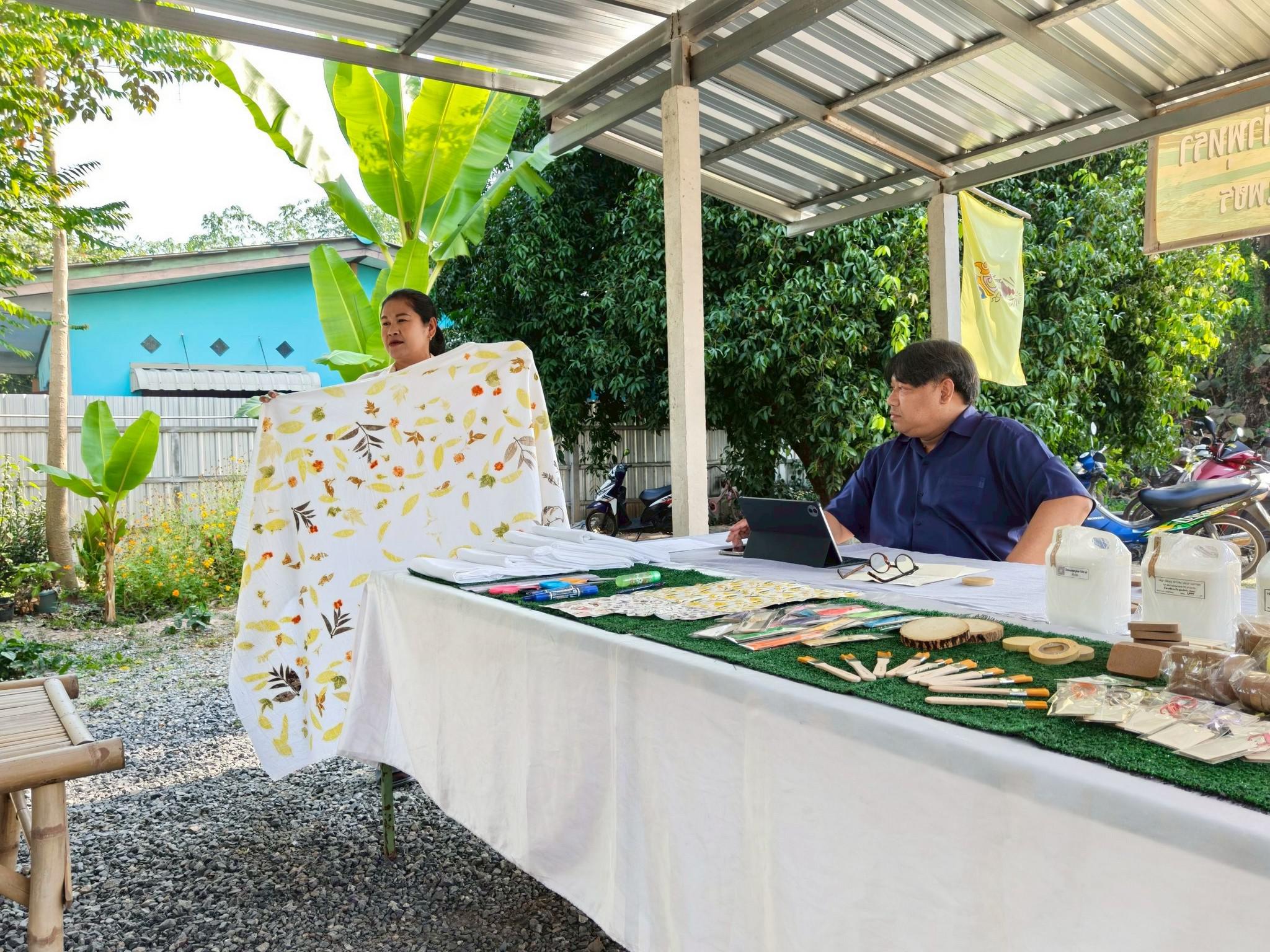 31. กิจกรรม อบรมเชิงปฏิบัติการการทำแมกเนทติดตู้เย็นจากผ้ามัดย้อม วันที่ 12 กุมภาพันธ์ 2569 ณ ที่ทำการวิสาหกิจชุมชนกลุ่มสินค้าชุมชนคนท่าพุทรา