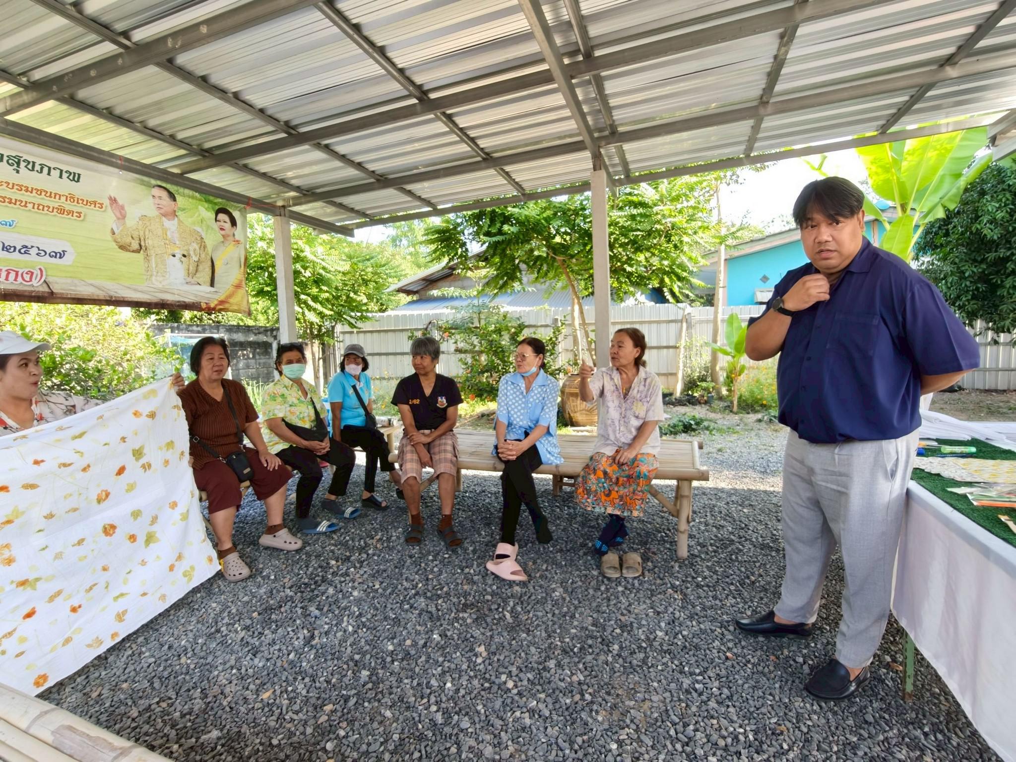 35. กิจกรรม อบรมเชิงปฏิบัติการการทำแมกเนทติดตู้เย็นจากผ้ามัดย้อม วันที่ 12 กุมภาพันธ์ 2569 ณ ที่ทำการวิสาหกิจชุมชนกลุ่มสินค้าชุมชนคนท่าพุทรา