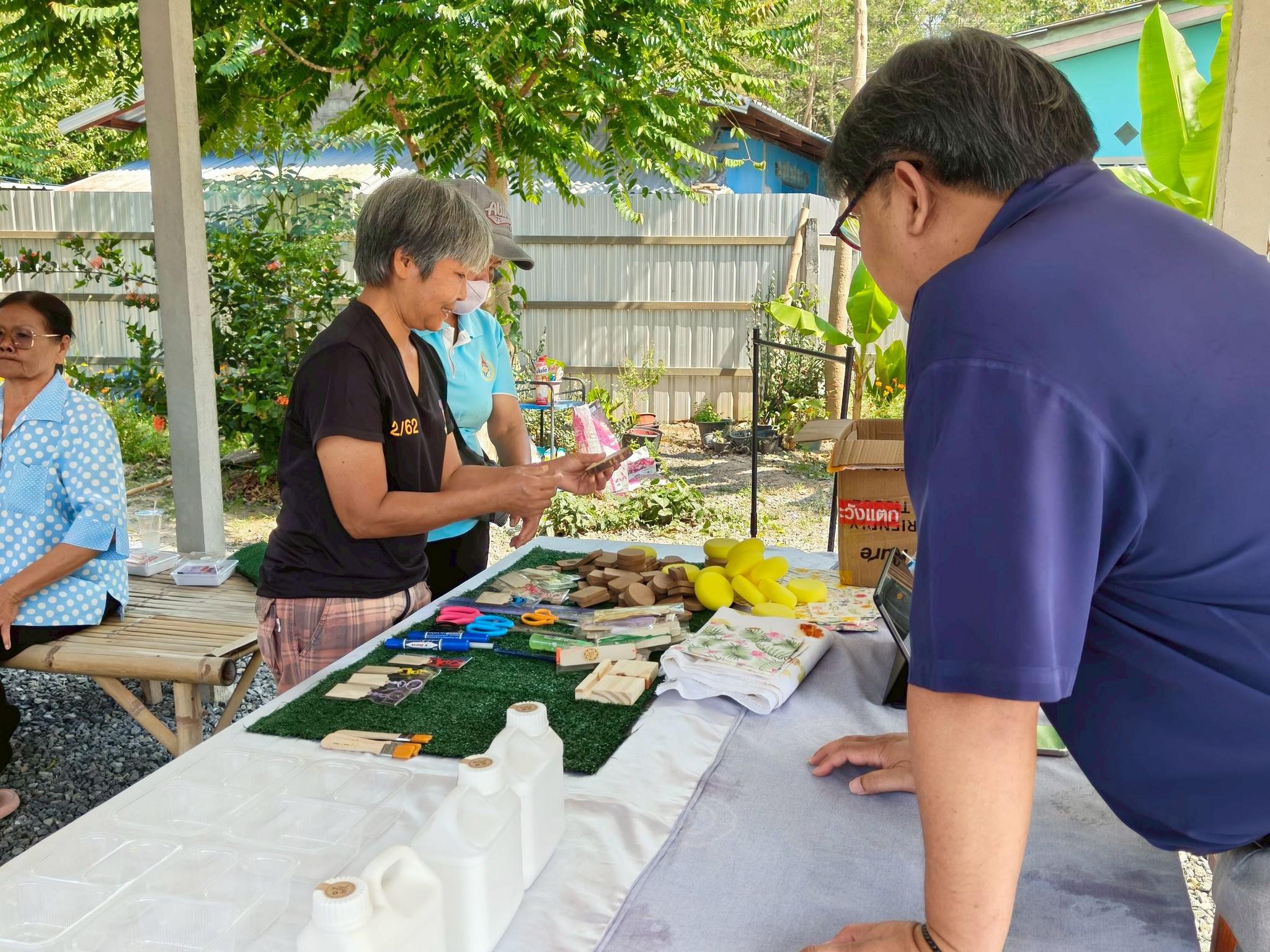 48. กิจกรรม อบรมเชิงปฏิบัติการการทำแมกเนทติดตู้เย็นจากผ้ามัดย้อม วันที่ 12 กุมภาพันธ์ 2569 ณ ที่ทำการวิสาหกิจชุมชนกลุ่มสินค้าชุมชนคนท่าพุทรา