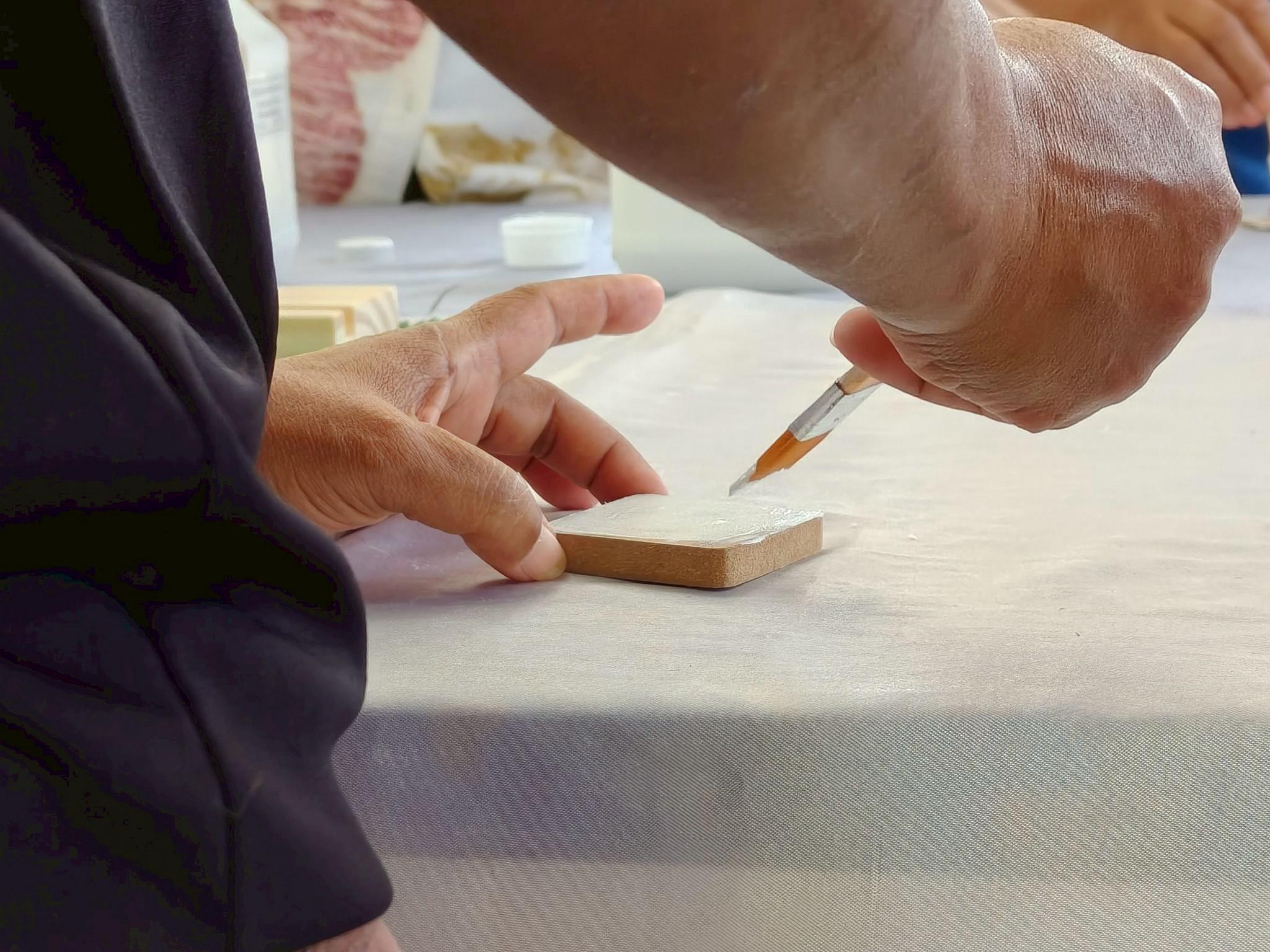 57. กิจกรรม อบรมเชิงปฏิบัติการการทำแมกเนทติดตู้เย็นจากผ้ามัดย้อม วันที่ 12 กุมภาพันธ์ 2569 ณ ที่ทำการวิสาหกิจชุมชนกลุ่มสินค้าชุมชนคนท่าพุทรา