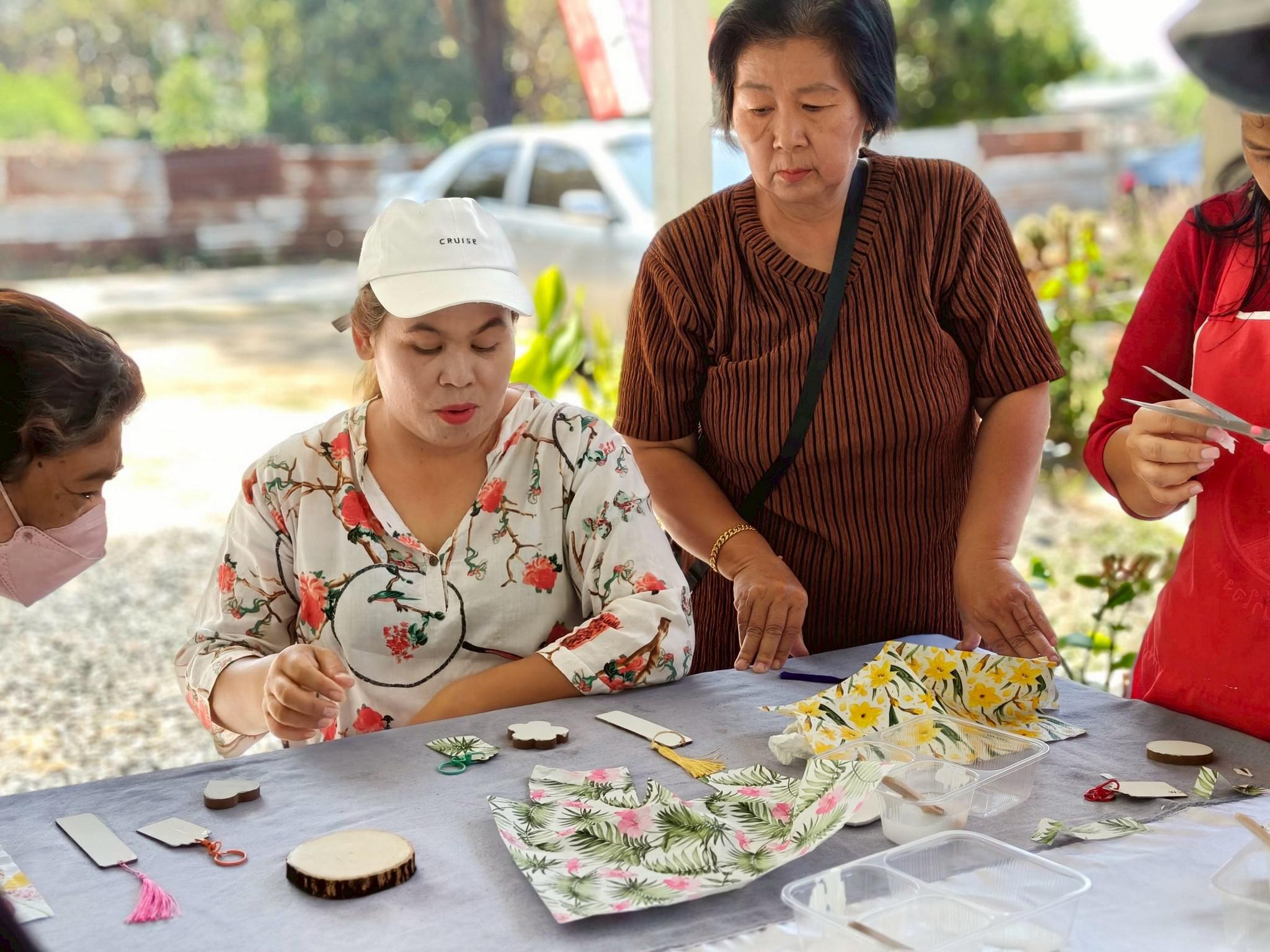 62. กิจกรรม อบรมเชิงปฏิบัติการการทำแมกเนทติดตู้เย็นจากผ้ามัดย้อม วันที่ 12 กุมภาพันธ์ 2569 ณ ที่ทำการวิสาหกิจชุมชนกลุ่มสินค้าชุมชนคนท่าพุทรา