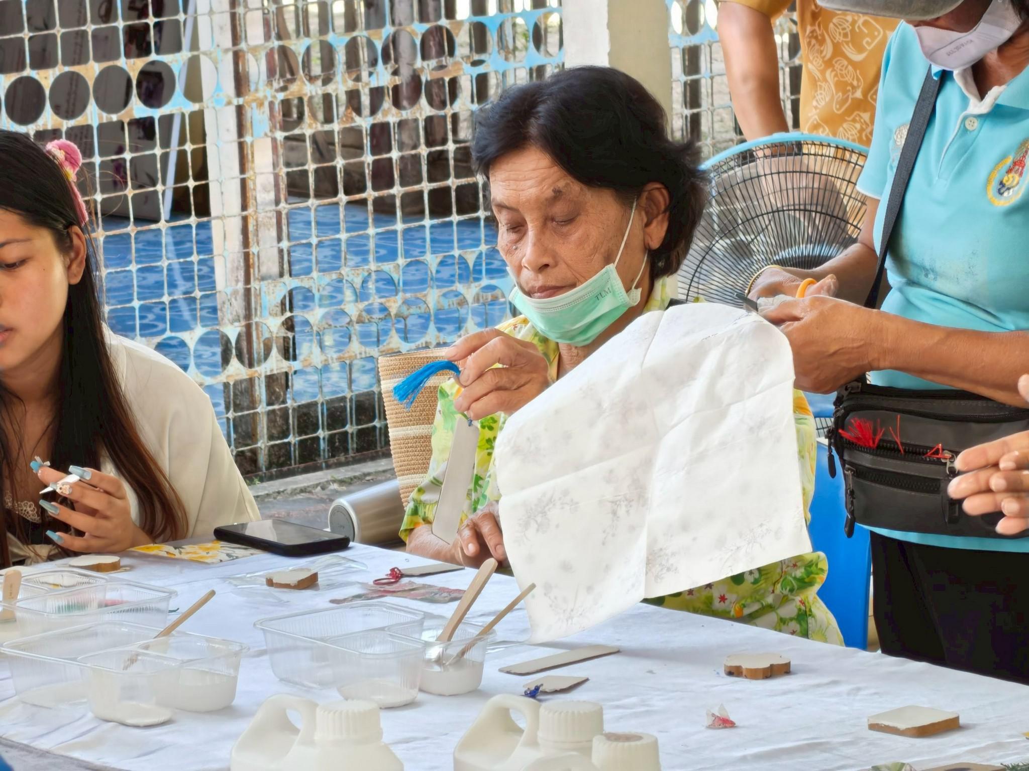 66. กิจกรรม อบรมเชิงปฏิบัติการการทำแมกเนทติดตู้เย็นจากผ้ามัดย้อม วันที่ 12 กุมภาพันธ์ 2569 ณ ที่ทำการวิสาหกิจชุมชนกลุ่มสินค้าชุมชนคนท่าพุทรา