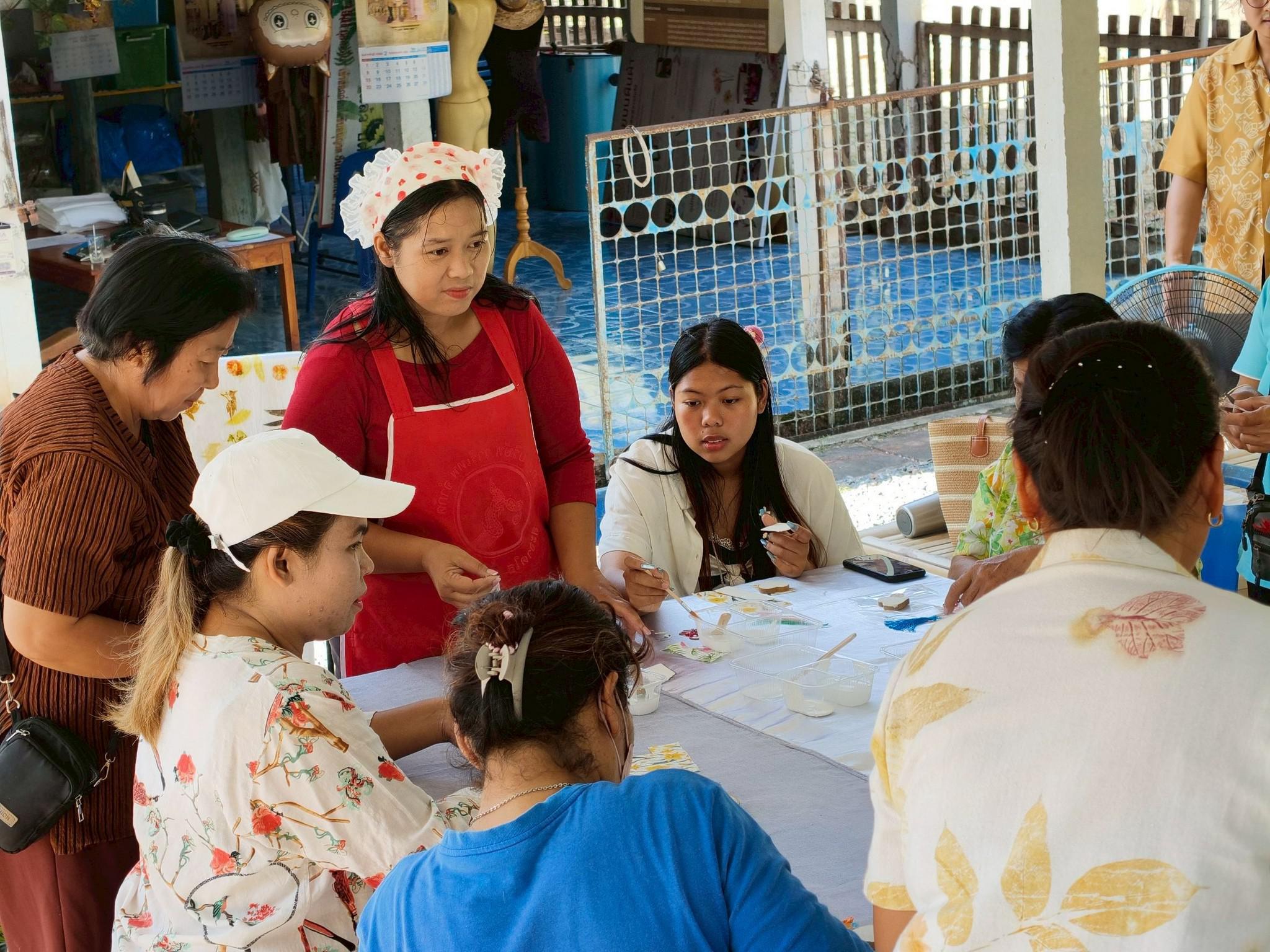 68. กิจกรรม อบรมเชิงปฏิบัติการการทำแมกเนทติดตู้เย็นจากผ้ามัดย้อม วันที่ 12 กุมภาพันธ์ 2569 ณ ที่ทำการวิสาหกิจชุมชนกลุ่มสินค้าชุมชนคนท่าพุทรา