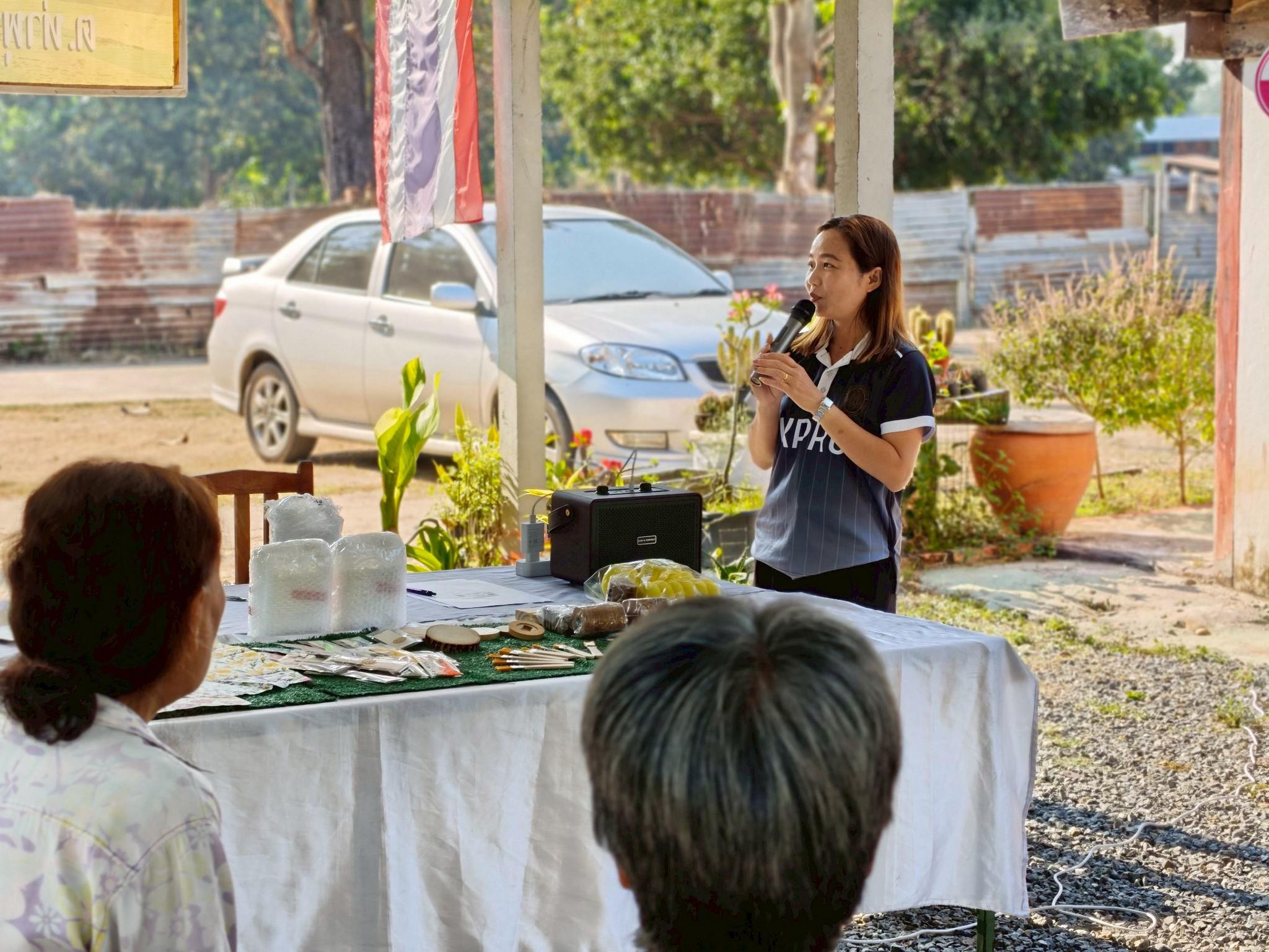 4. กิจกรรม อบรมเชิงปฏิบัติการการทำแมกเนทติดตู้เย็นจากผ้ามัดย้อม  ณ ที่ทำการวิสาหกิจชุมชนกลุ่มสินค้าชุมชนคนท่าพุทรา วันที่ 12 กุมภาพันธ์ 2569