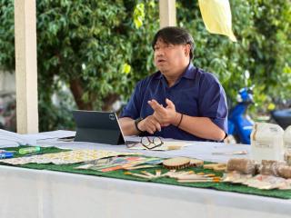 3. อบรมเชิงปฏิบัติการการทำแมกเนทติดตู้เย็นจากผ้ามัดย้อม