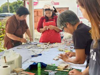 6. อบรมเชิงปฏิบัติการการทำแมกเนทติดตู้เย็นจากผ้ามัดย้อม