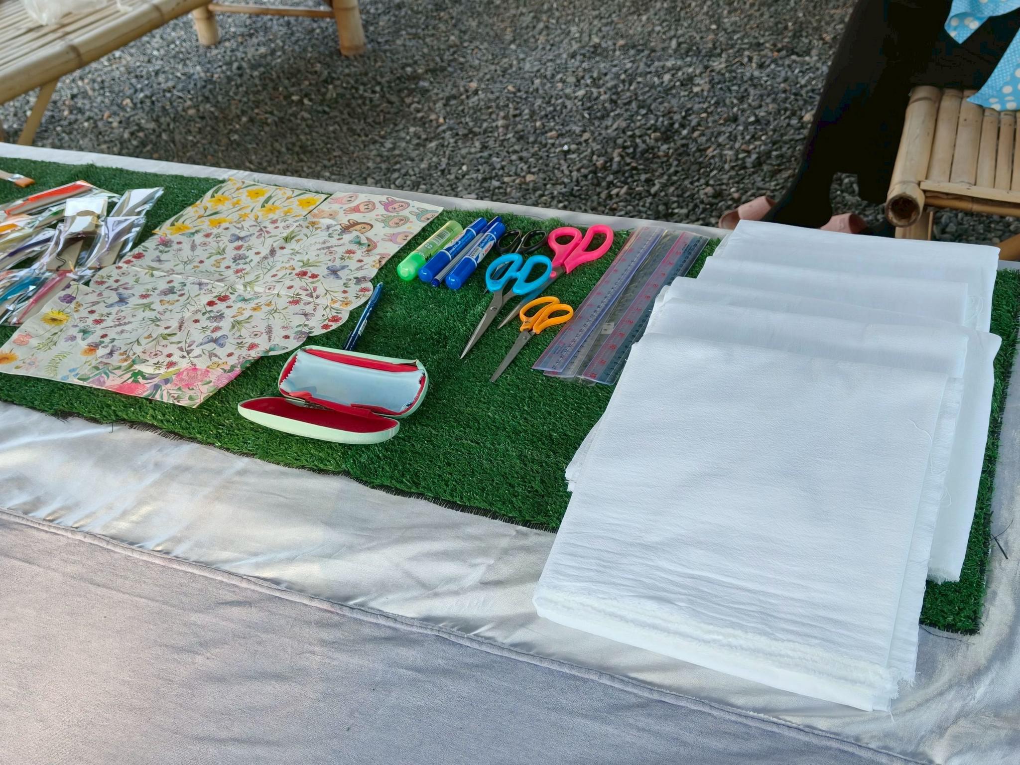 12. อบรมเชิงปฏิบัติการการทำแมกเนทติดตู้เย็นจากผ้ามัดย้อม