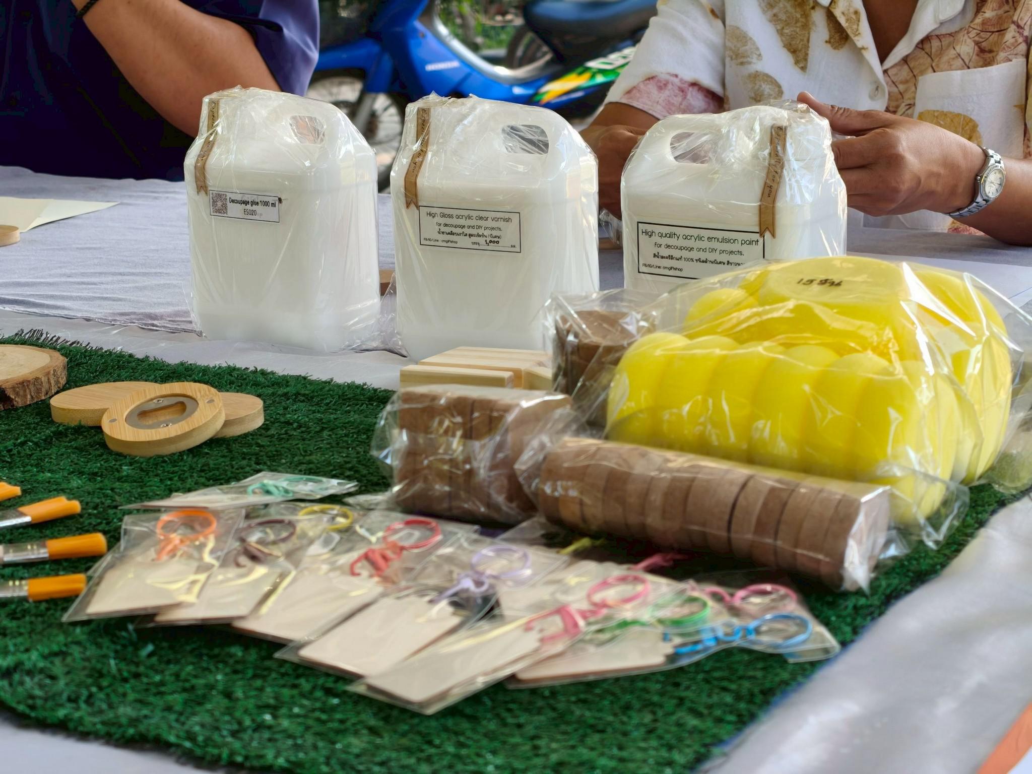 26. อบรมเชิงปฏิบัติการการทำแมกเนทติดตู้เย็นจากผ้ามัดย้อม