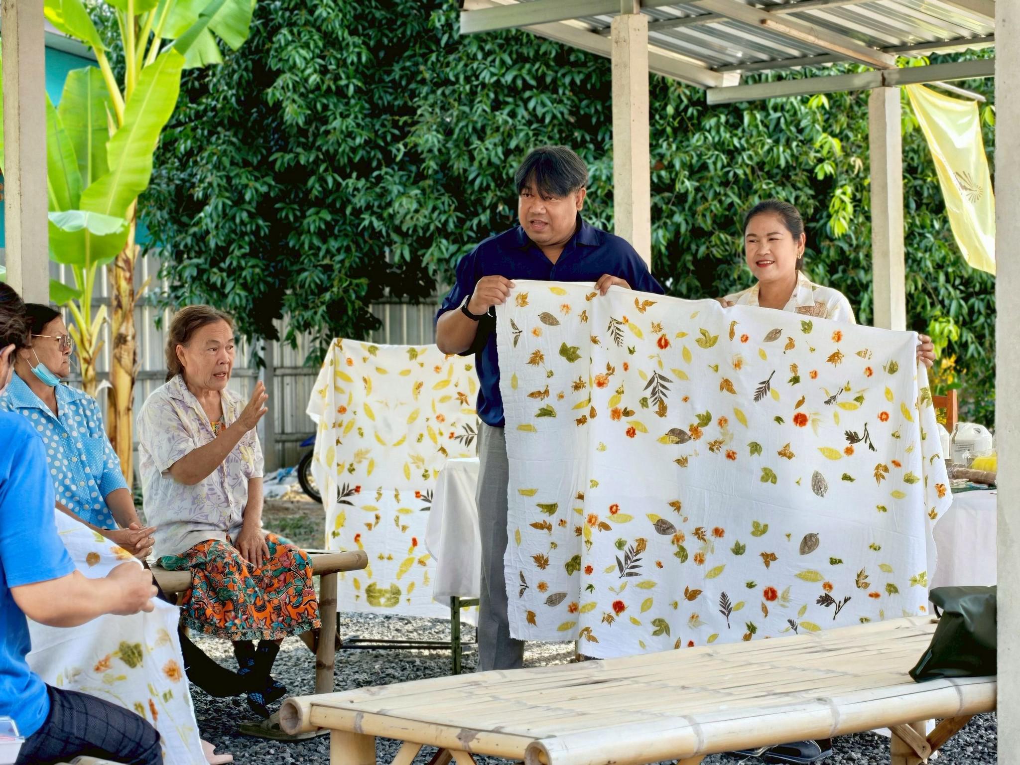 37. อบรมเชิงปฏิบัติการการทำแมกเนทติดตู้เย็นจากผ้ามัดย้อม