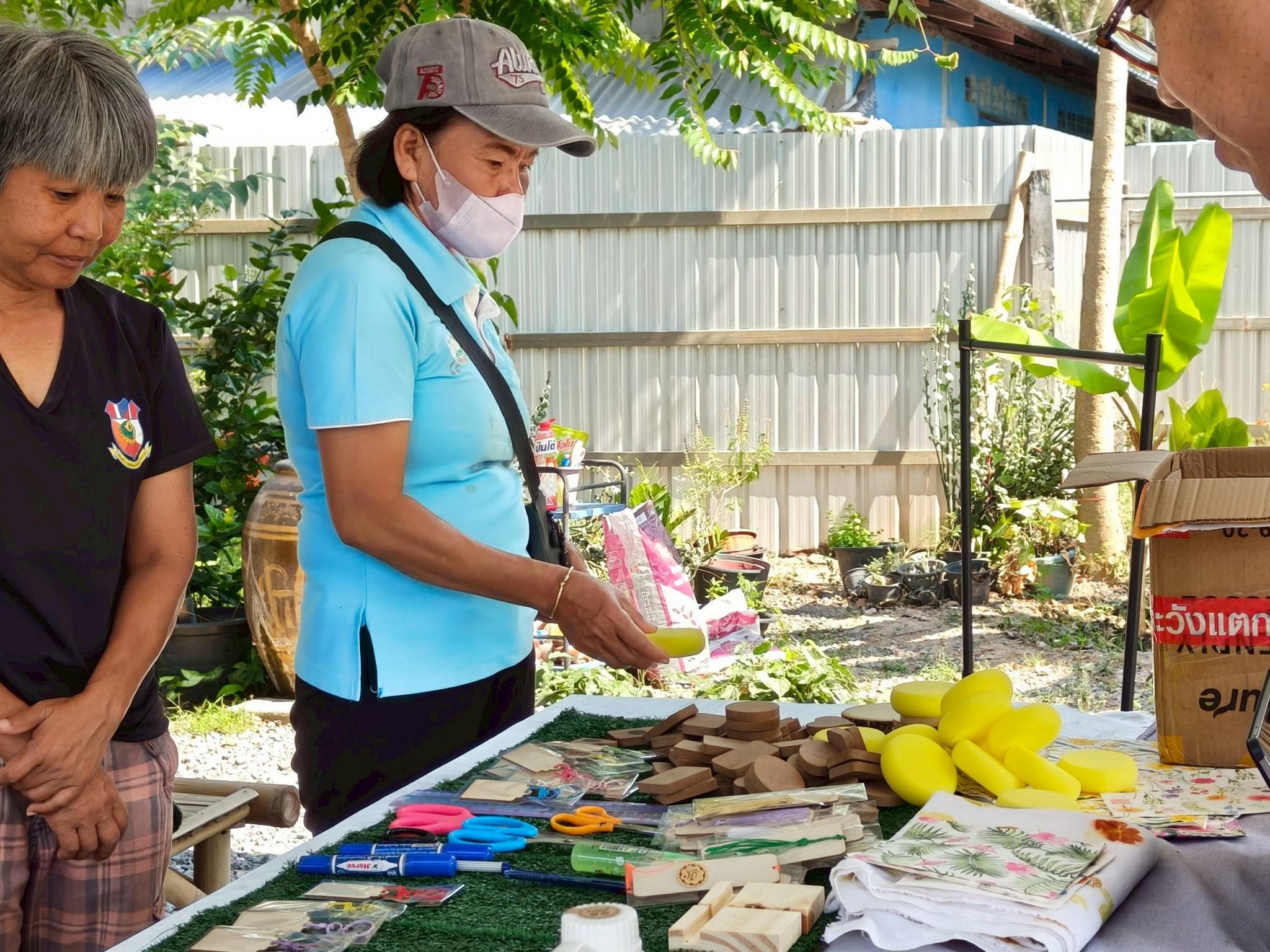49. อบรมเชิงปฏิบัติการการทำแมกเนทติดตู้เย็นจากผ้ามัดย้อม