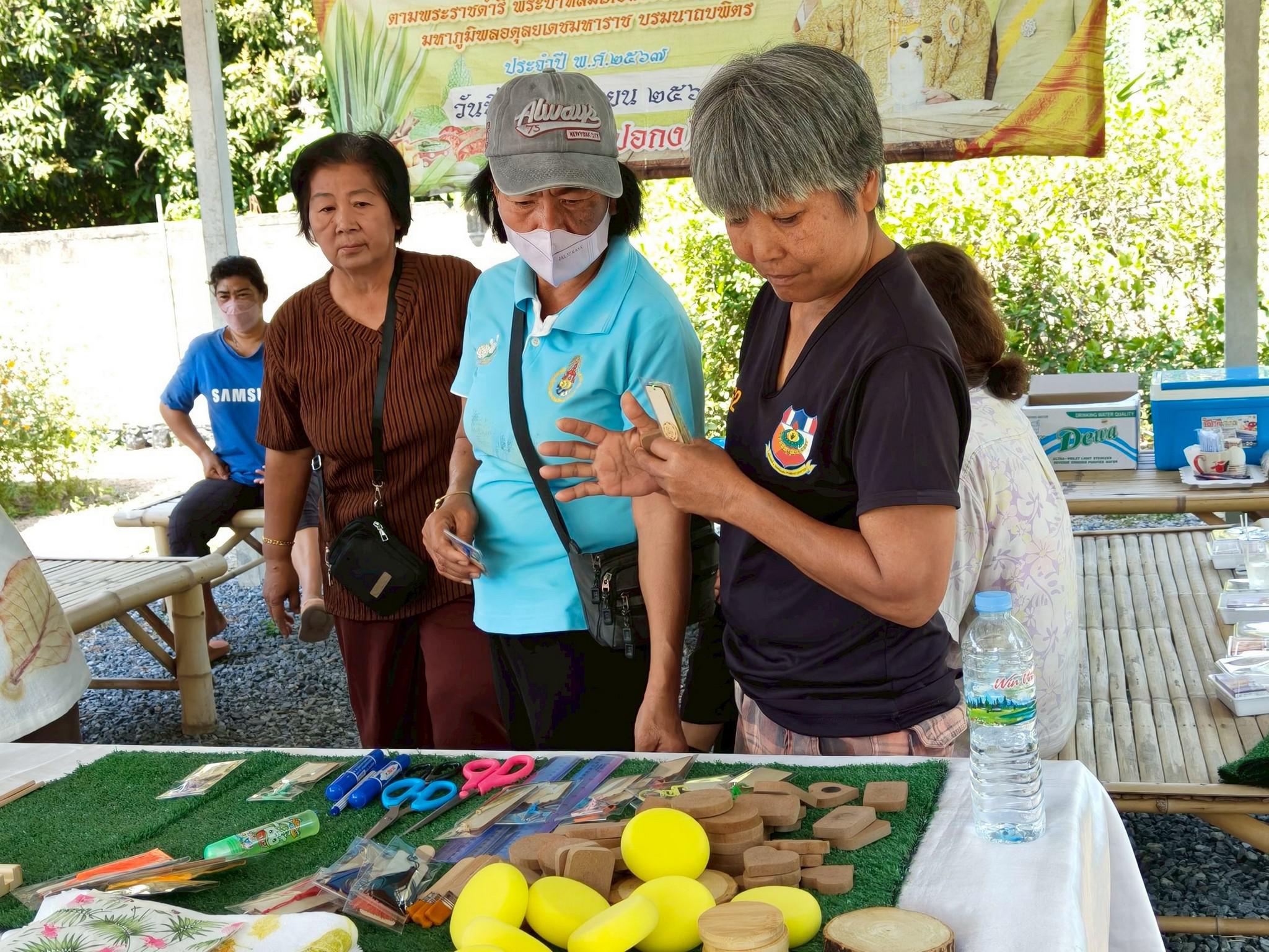 50. อบรมเชิงปฏิบัติการการทำแมกเนทติดตู้เย็นจากผ้ามัดย้อม