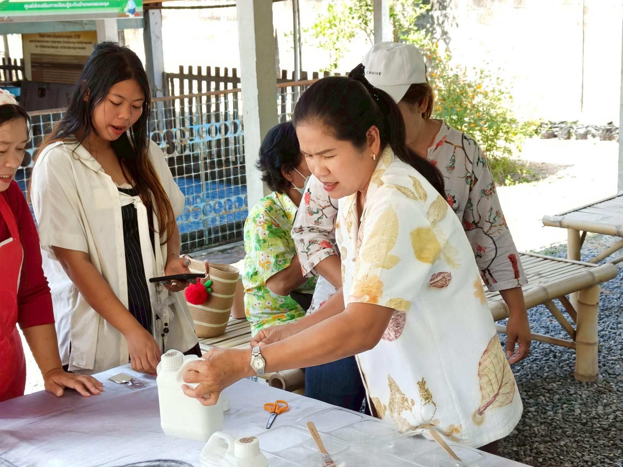 51. อบรมเชิงปฏิบัติการการทำแมกเนทติดตู้เย็นจากผ้ามัดย้อม