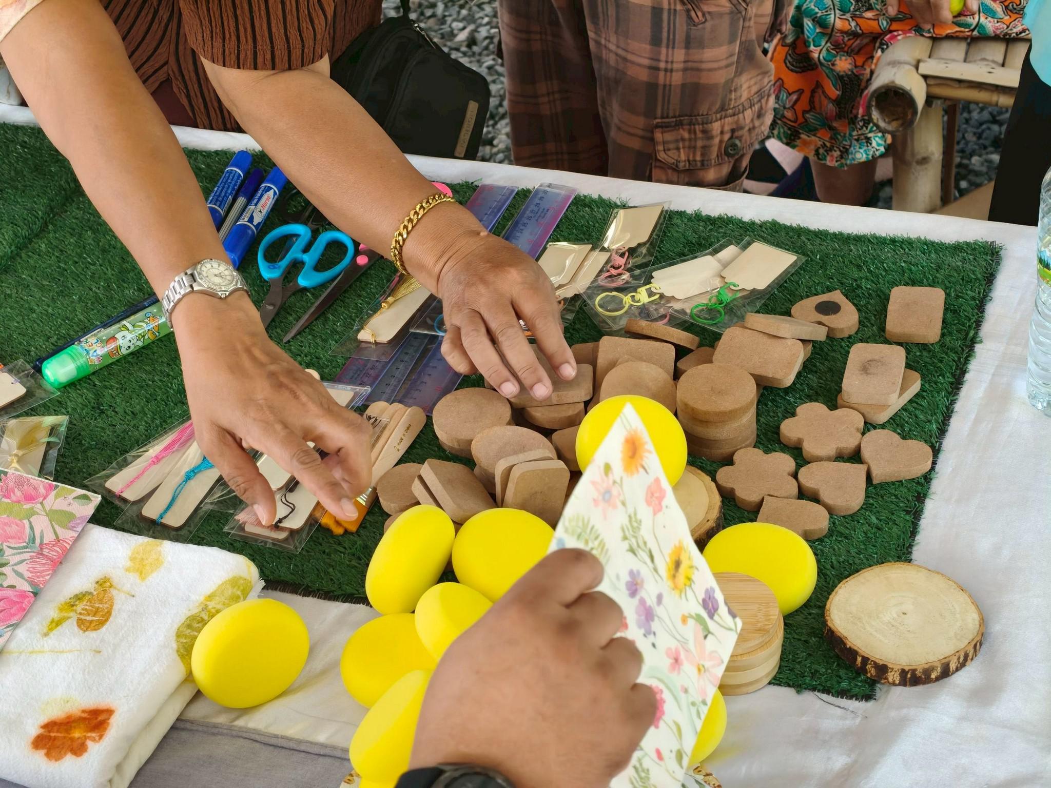 52. อบรมเชิงปฏิบัติการการทำแมกเนทติดตู้เย็นจากผ้ามัดย้อม