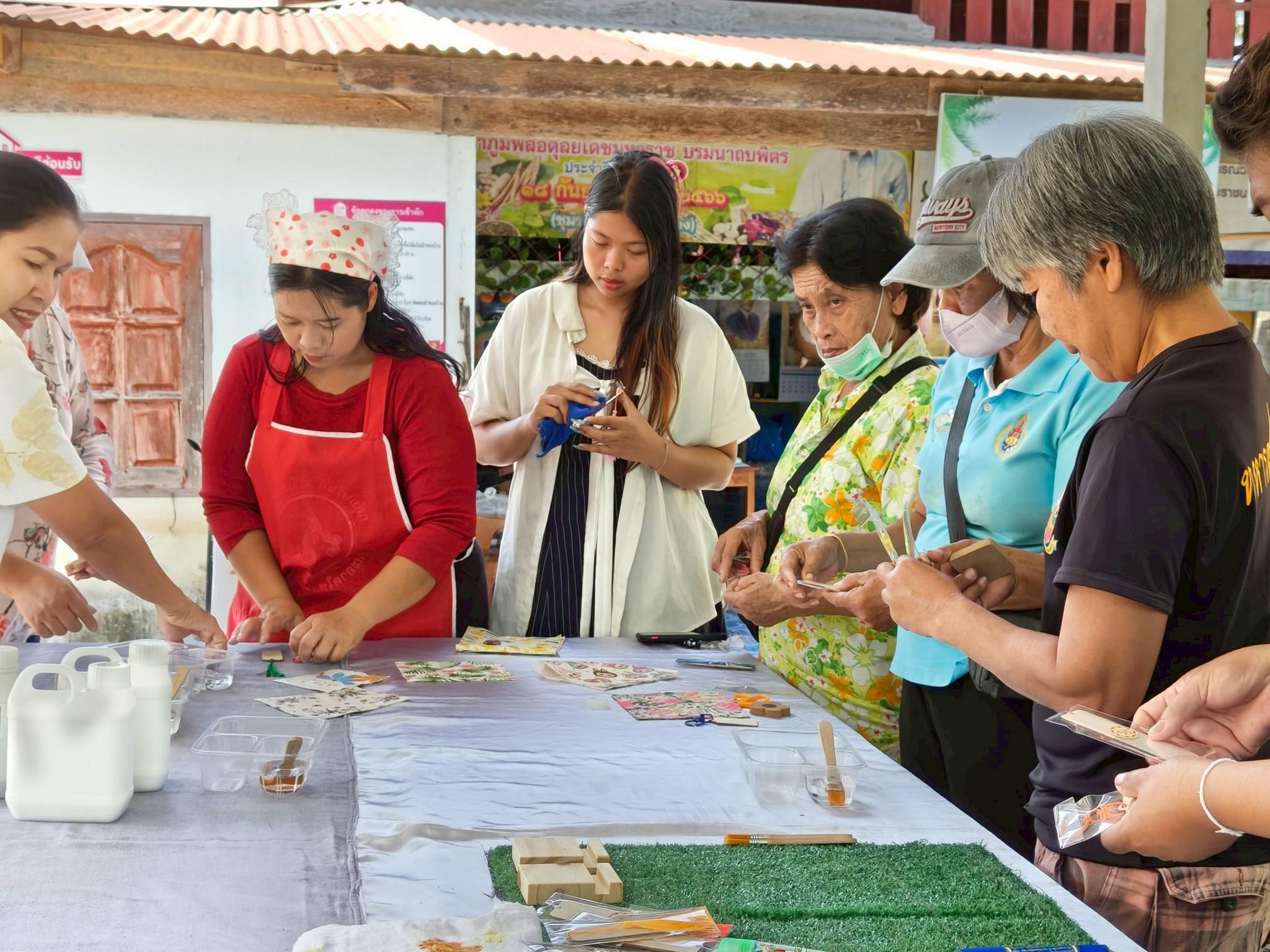 54. อบรมเชิงปฏิบัติการการทำแมกเนทติดตู้เย็นจากผ้ามัดย้อม