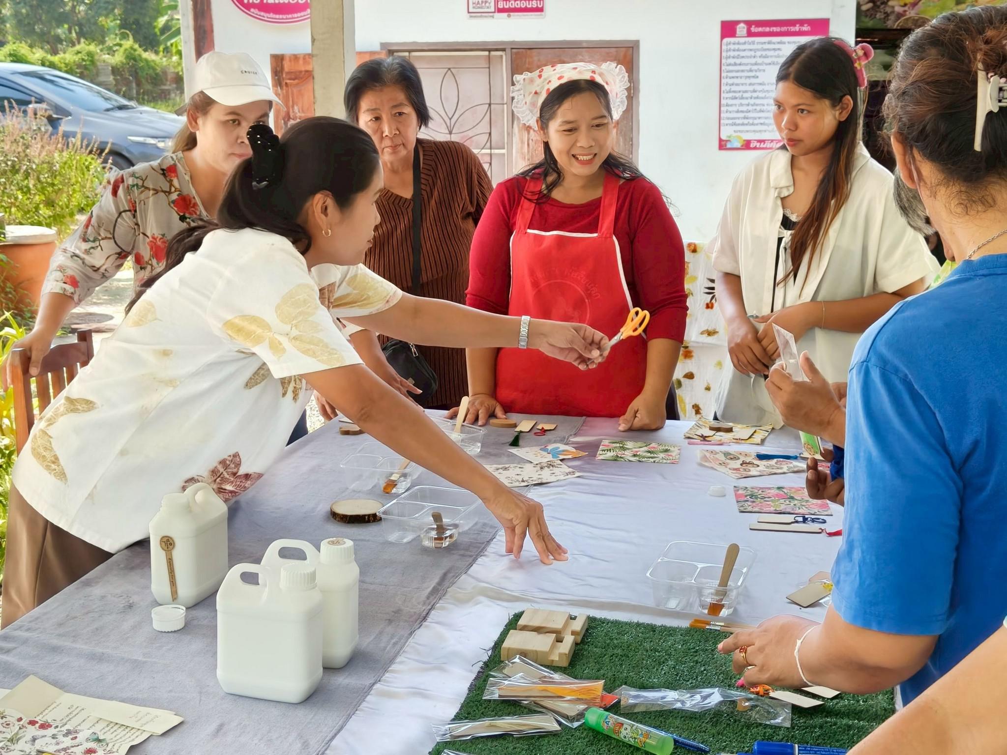 55. อบรมเชิงปฏิบัติการการทำแมกเนทติดตู้เย็นจากผ้ามัดย้อม