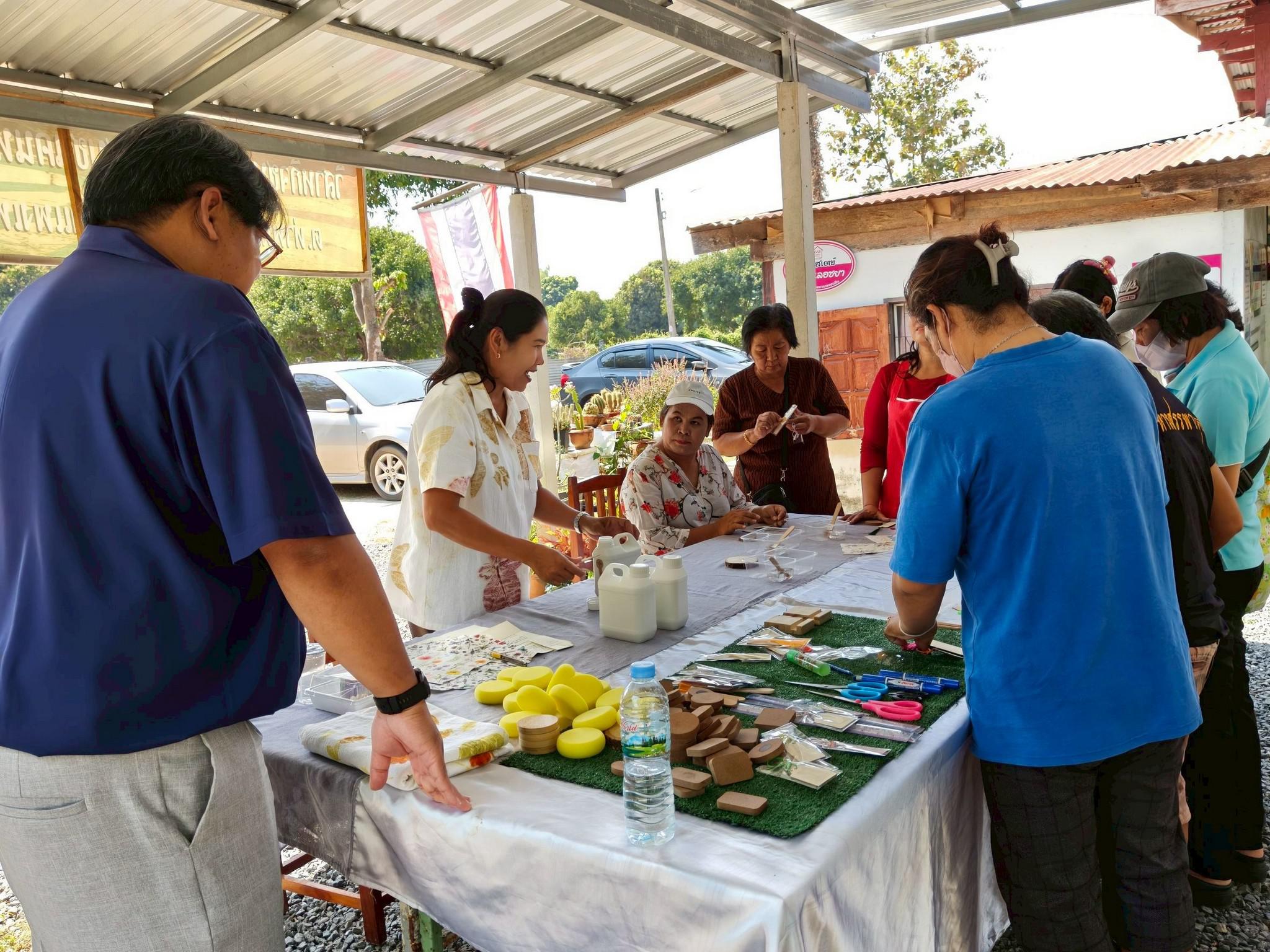 56. อบรมเชิงปฏิบัติการการทำแมกเนทติดตู้เย็นจากผ้ามัดย้อม