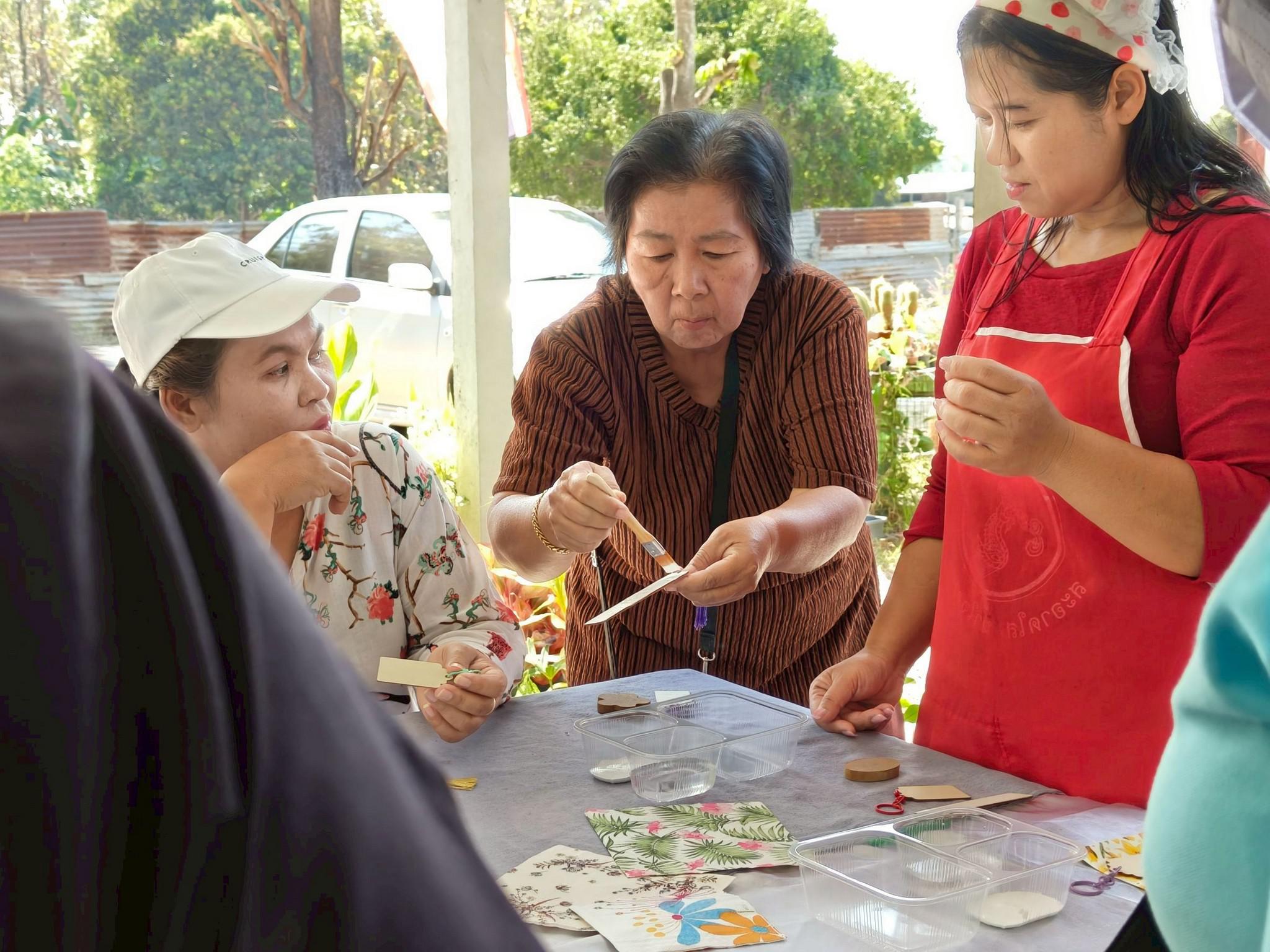 59. อบรมเชิงปฏิบัติการการทำแมกเนทติดตู้เย็นจากผ้ามัดย้อม