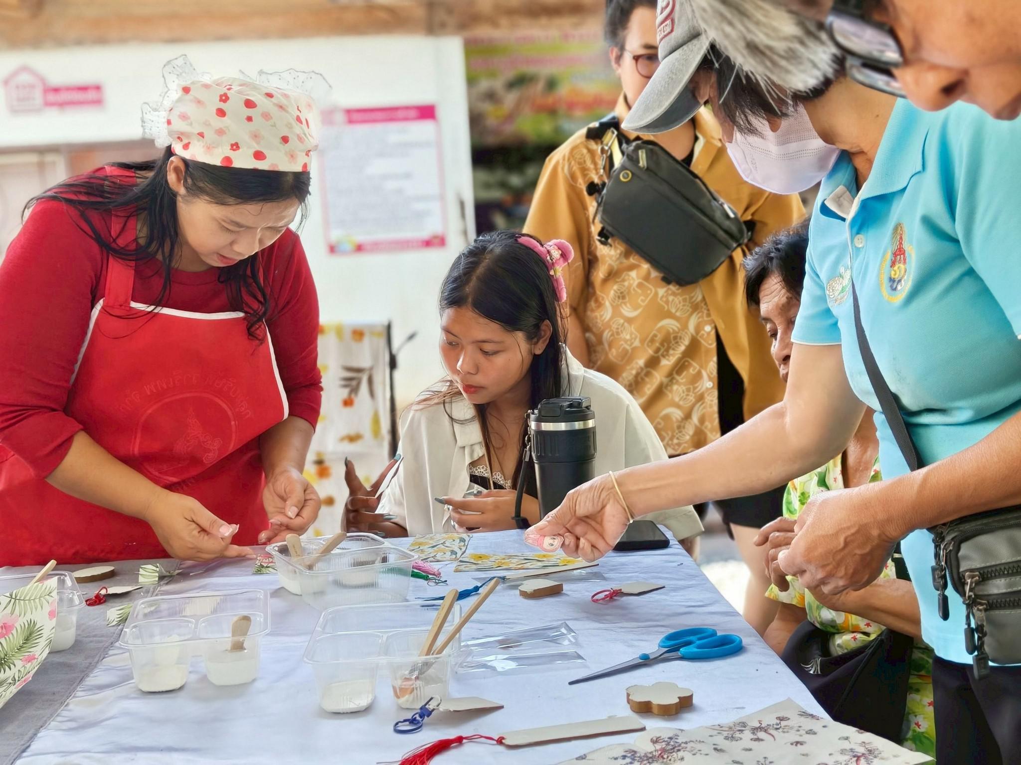 64. อบรมเชิงปฏิบัติการการทำแมกเนทติดตู้เย็นจากผ้ามัดย้อม