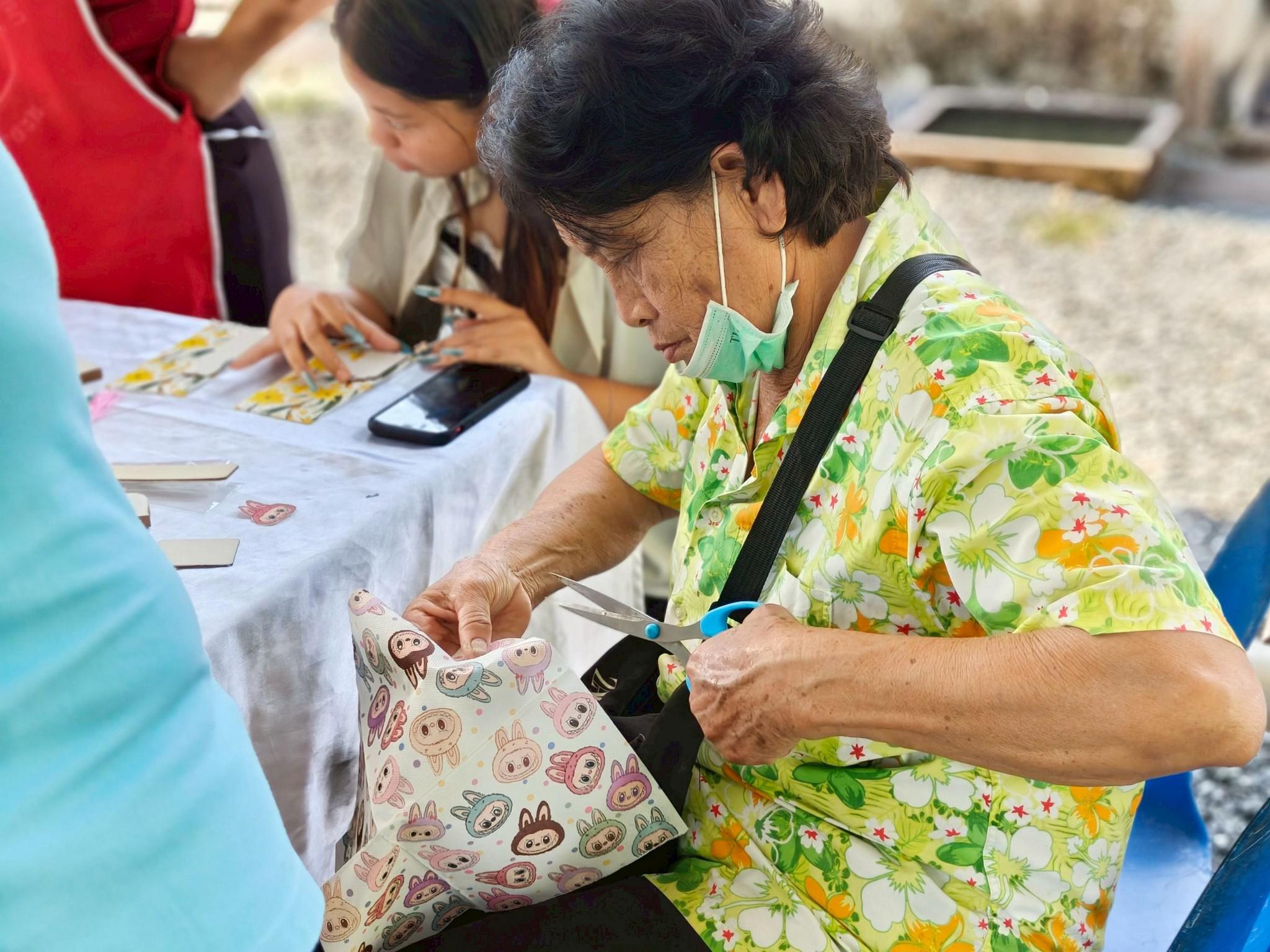 65. อบรมเชิงปฏิบัติการการทำแมกเนทติดตู้เย็นจากผ้ามัดย้อม