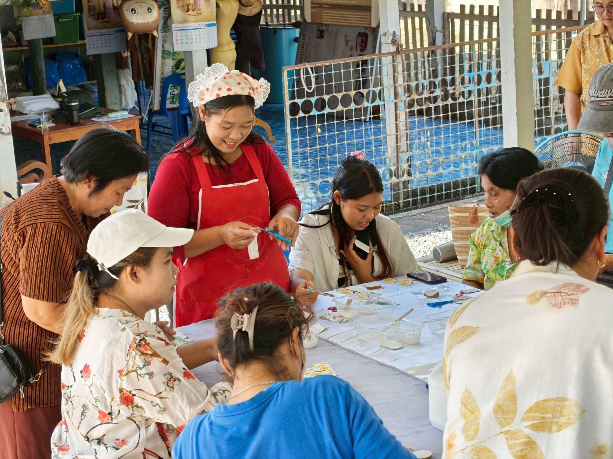 67. อบรมเชิงปฏิบัติการการทำแมกเนทติดตู้เย็นจากผ้ามัดย้อม