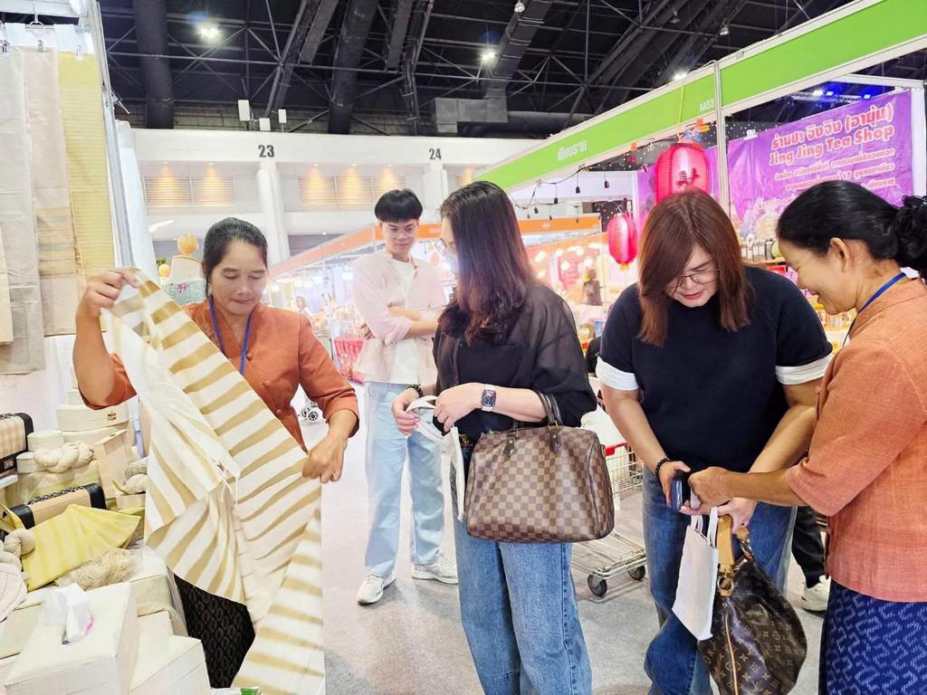 4. เยี่ยมชมและให้กำลังใจโครงการนวัตกรรมสิ่งทอ ในงาน ศิลปาชีพ ประทีปไทย OTOP หลอมดวงใจ ด้วยพระบารมี วันที่ 8-16 สิงหาคม 2569 ณ อาคารชาเลนเจอร์ 1-3 อิมแพ็ค เมืองทองธานี