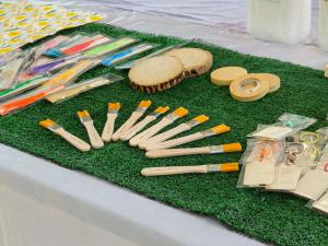 2. กิจกรรม อบรมเชิงปฏิบัติการการทำแมกเนทติดตู้เย็นจากผ้ามัดย้อม วันที่ 12 กุมภาพันธ์ 2569 ณ ที่ทำการวิสาหกิจชุมชนกลุ่มสินค้าชุมชนคนท่าพุทรา